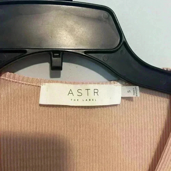 ASTR The Label Women's Short Sleeve Plisse Top In Blush S - Picture 4 of 5